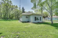 Lakeside Litchfield Home w/ Patio & Gas Grill! - Homestays
