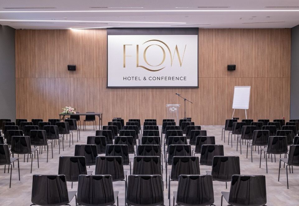 플로우 호텔 & 컨퍼런스의 고급스러운 실내 수영장