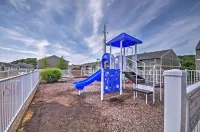 Tranquil Osage Beach Condo w/ Waterfront Decks! - 3 tähden