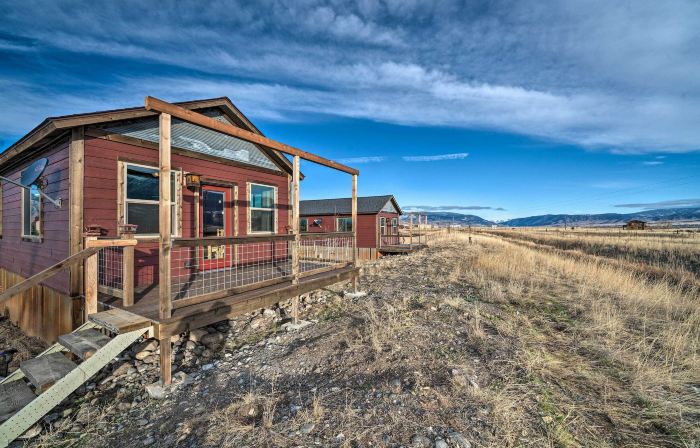 Romantic Gem w/ Mtn Views! Day Trip to Yellowstone