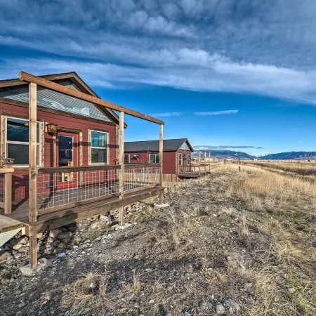 Romantic Gem w/ Mtn Views! Day Trip to Yellowstone