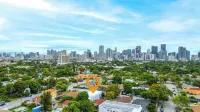 Charming Villa, Sleeps 16, Private Pool, Outdoor Cinema, Central Miami