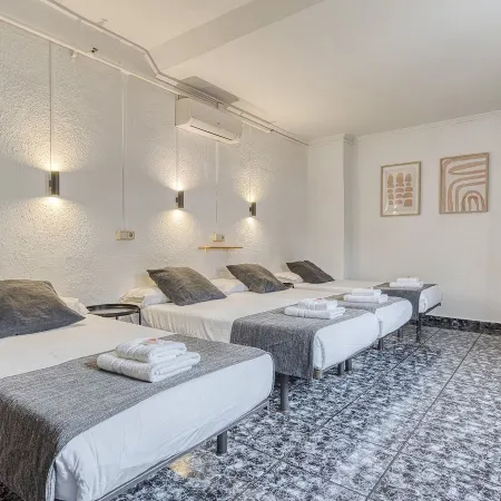 Hostal Bedmates Отели рядом с достопримечательностью «Старый город»