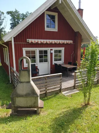 Comfortable vacation home with a sauna and whirlpool directly by the lake
