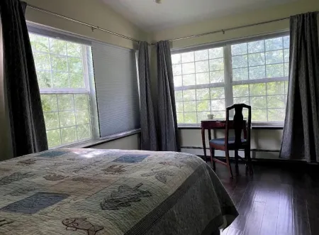 Historic home close to downtown Fairbanks!! Отели рядом с достопримечательностью «Заказник Френдс оф Кримерс Филд эт Кримерс Филд Мигратори Уотерфоул»