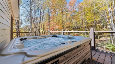 The Big Chill – Hot Tub/Waterfalls/Scenic Views/Fire Pit