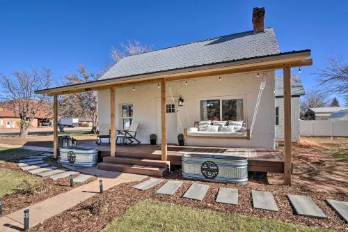 Modern Kanab Home Fire Pit, Red Rock Views!