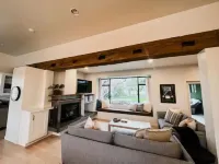 Luxurious 3-BR Home: BBQ Grill, Hot Tub & Fire Pit