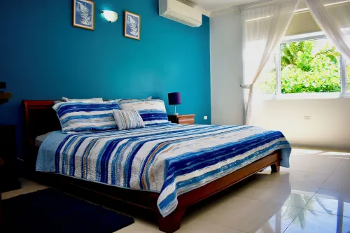 Luxury Waterfront 1/1 with Pool and Gym Hotels in Tower Isle