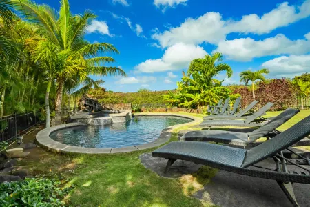 Private Pool and Spa with Garden View - Exquisite Family Retreat