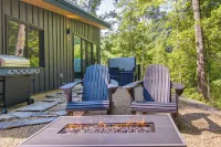Modern Cabin w/ Hot Tub & Fire Pit in Fairview!