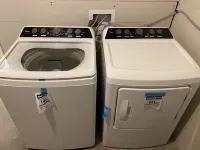 Awesome suite in Riverview. Few minutes walk to Mill Creek Trail Park!