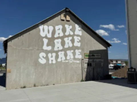 Rustic Mountain Lake Escape