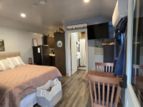 Eagle's Nest: a cozy cabin beneath the pines at Glacier Lodge Cabins Hotels in Coram