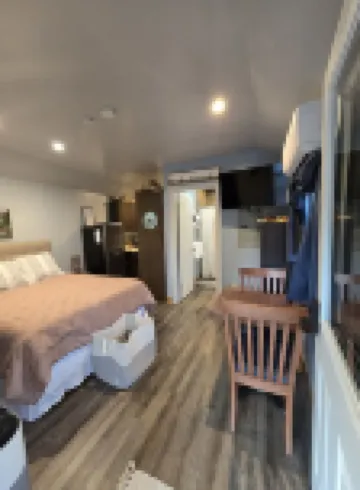 Eagle's Nest: a cozy cabin beneath the pines at Glacier Lodge Cabins