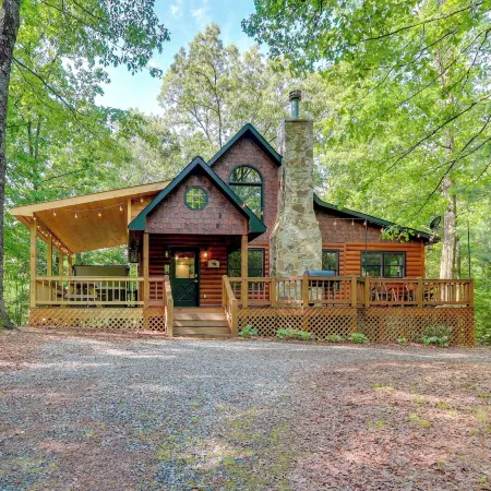 Pet-Friendly Cabin w/ Hot Tub in Mineral Bluff!