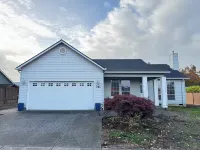 Charming 3-bedroom Home in Canby Hotels near 7-Eleven