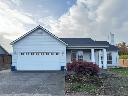 Charming 3-bedroom Home in Canby Отели в г. Канби