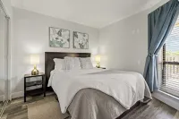 1 Bedroom, Sleeps 4, Waterfront Balcony, Full Kitchen, Pool, A.C., Smart TV