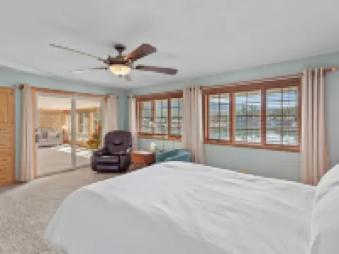 River's Edge Oasis, private dock, 2 kitchens, pool table, dog friendly! ポスト・フォールズのホテル