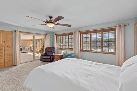 River's Edge Oasis, private dock, 2 kitchens, pool table, dog friendly! Отели рядом с достопримечательностью «Dr. Cher Jacobsen, MD»