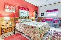 La Crescent Cottage on Minnesota Bluffs w/ View! - Pet friendly