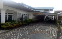 伊倫家庭旅館 Minangkabau Documentation and Cultural Information Center附近的飯店