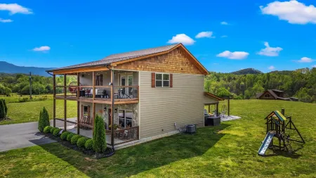 Stunning Views,Hot Tub, Game Room,Zero Stair Entry