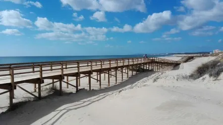 Pleasant beach house with the best sand and calmest sea in the whole Algarve. Отели рядом с достопримечательностью «Quinta do vale»