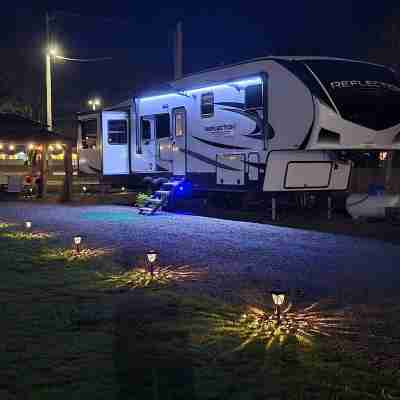 Luxurious 37' 5th Wheel. Enjoy all the fun of Glamping Others