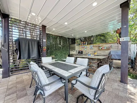 Luxurious Pompano Beach Oasis with Pool, Outdoor Kitchen, and close Beach Отели рядом с достопримечательностью «Laguna Bay Nursery Inc»