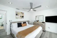 Tropical 2BR/2BA Getaway in Gorgeous Key Largo, Pool, Kayak, Lagoon, Marina,