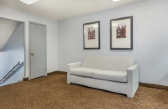 ホームタウン スタジオズ & スイーツ バイ レッド ルーフ グリーンズボロ グリーンズボロのホテル