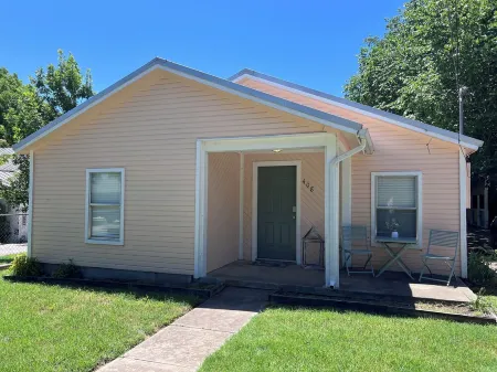 2-Bedroom with KING Bed Near Downtown Weatherford