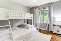 Walk to Dtwn Woodstock: Modern Home w/ Patio! - 4 tähden