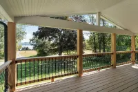 3-bedroom cottage with private dock on Cayuga lake Hotels in Ovid