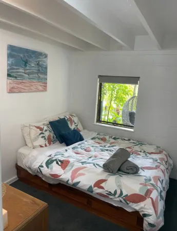 Spacious large sun drenched house, with Sea & bush views, 20 mins walk to town.