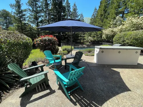 Charming 3-bedroom summer house in Cameron Park with pool Hotels in Cameron Park