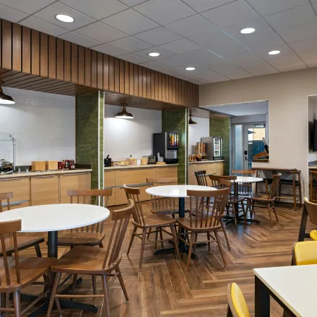 Fairfield by Marriott Inn & Suites Phoenix West Chandler Отели рядом с достопримечательностью «Аватуки-Футхилз»