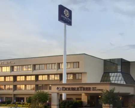 โรงแรมดับเบิลทรีบายฮิลตัน ฟาแยตวิลล์ โรงแรมในเฟย์เอตต์วิลล์