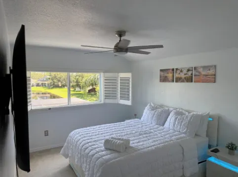 Relax in my calm and stylish space. Enjoy the relaxing lakeview and heated pool.