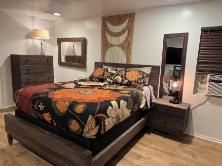 Cozy and Stylish Studio Apartment – Your Perfect Home Away from Home Отели рядом с достопримечательностью «Аббот Кинни Бульвар»