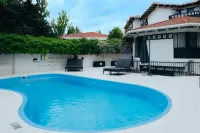 Ramada By Wyndham Diplomat Canberra - Pools