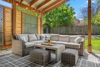 Charming 4-bedroom house with entertainment and hot tub in Troutdale