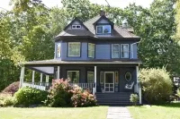 Purple Victorian Vacation Home near Belleayre