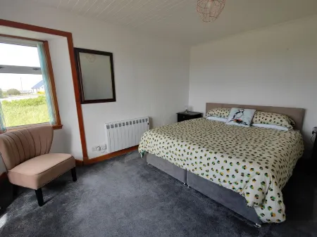 Recently Renovated Spacious 3-bedroom House in Extensive Gardens Отели рядом с достопримечательностью «Батт оф Льюис Лайтхаус»