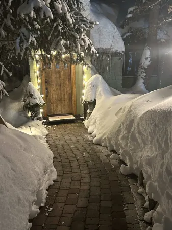 Luxury 4BR 3-Floor Sundance Home. Views. Hot Tub. pets Jeep Gladiator at airport Отели в г. Sundance