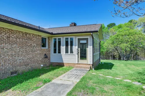 Spacious Mount Pleasant Home w/ Grill & Yard! - Homestays