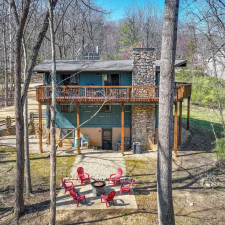 McGaheysville Vacation Rental Yard and Fire Pit!