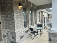 The Angus Nest: Master Suite with Jacuzzi, fireplace —perfect for a retreat. 앵거스 호텔